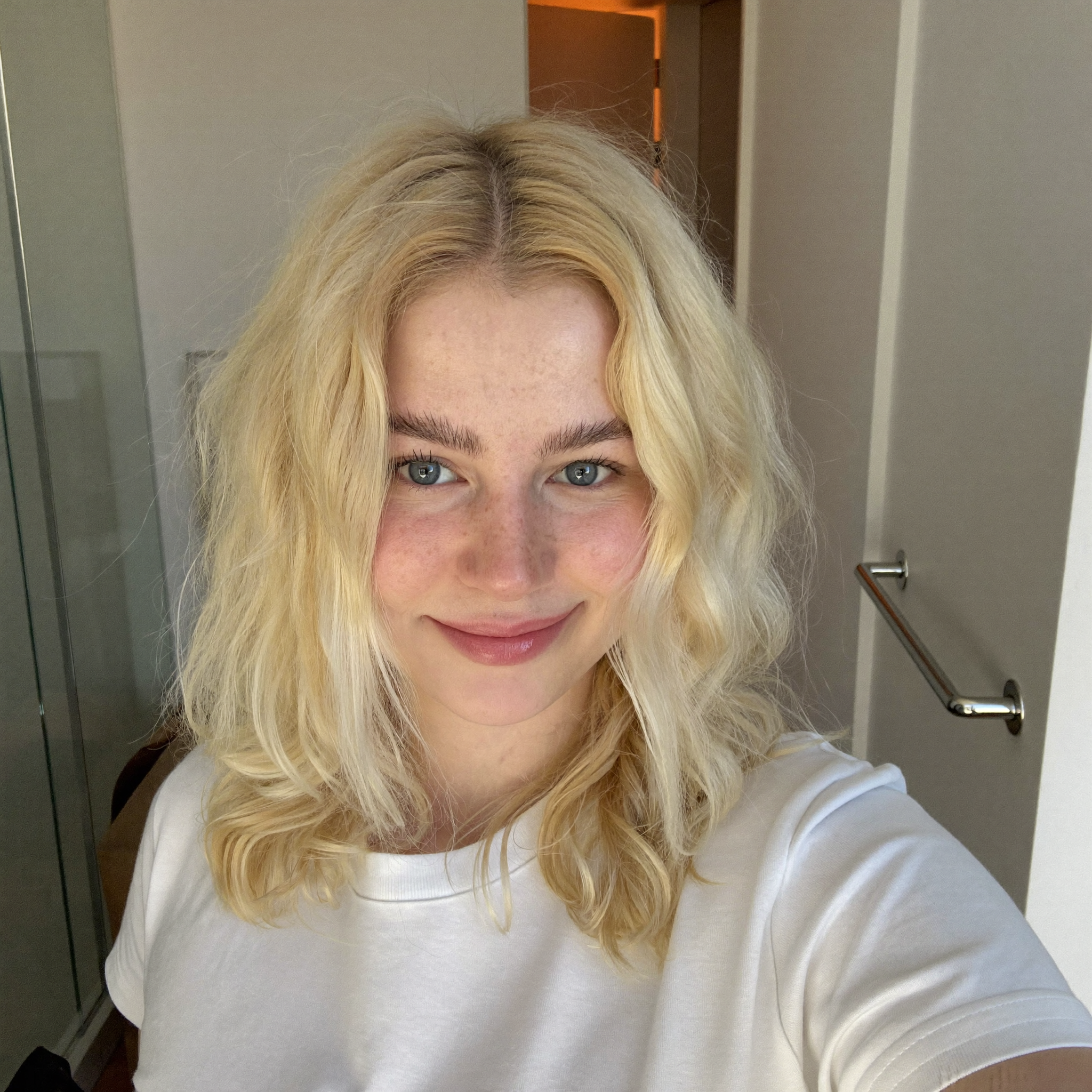 Bella R., 27